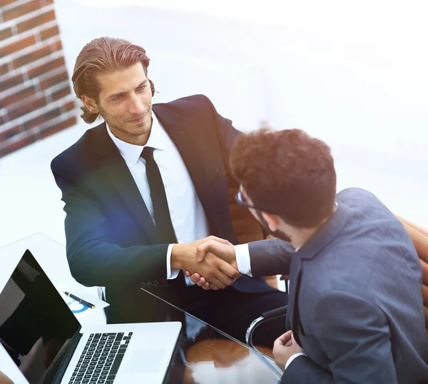 Närbild. Business-handskakningen på ett kontor. — Stockfoto