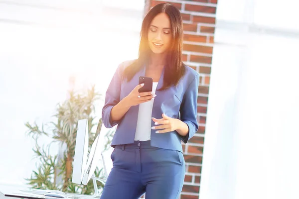 Full length of young businesswoman on Cell Phone — Stock Photo, Image