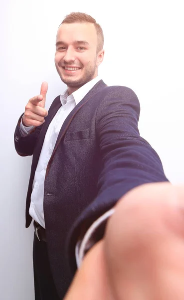 Счастливый успешный бизнесмен указывает на копировальное пространство — стоковое фото