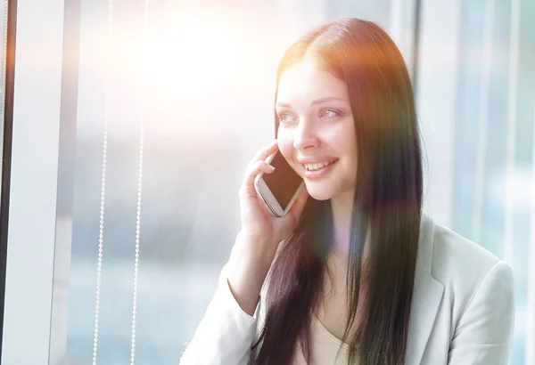 Joven mujer de negocios hablando por teléfono móvil — Foto de Stock