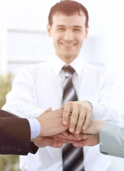 Närbild: händer business-team staplas tillsammans — Stockfoto