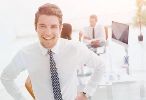 Homme d'affaires réussi sur fond de bureau . — Photo