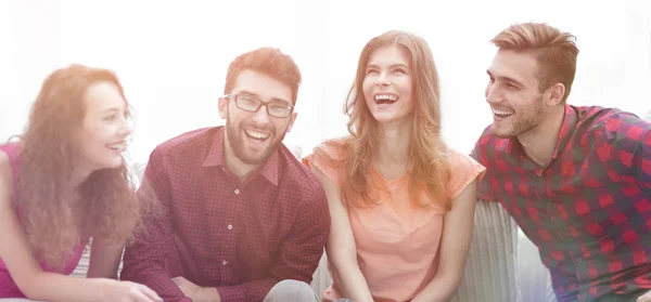 Grupo de jóvenes alegres sentados en el sofá . — Foto de Stock