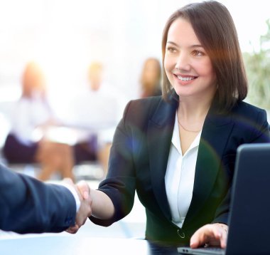 bir el sıkışma bir Yöneticisi ve müşteri workpla olarak Close-Up