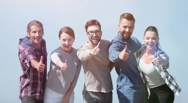 başparmak gösterilmesini gençlerin grup gülümseyen.