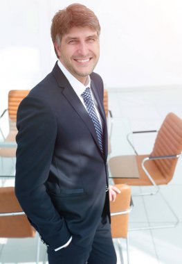 işadamı bir boş ofis zemin üzerine