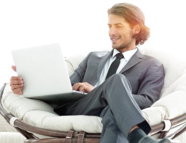 şık rahat sandalyede oturan bir dizüstü bilgisayar ile modern iş adamı