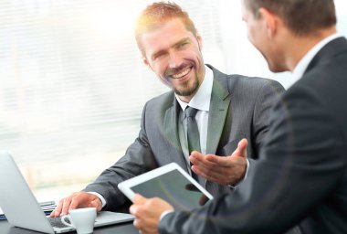 bir masada oturan closeup.business arkadaşları.