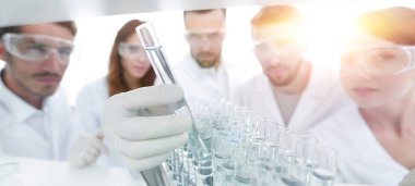 arka plan görüntüsü sıvıyla okuyan microbiologists oluşan bir gruptur