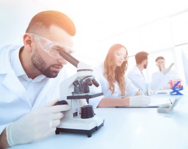 mikroskop örnekleri bakarak erkek laboratuvar teknisyeni