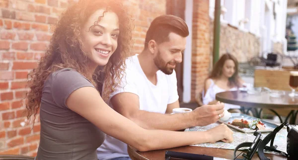 Junge Menschen auf Reisen essen gemeinsam gesunde Lebensmittel — Stockfoto