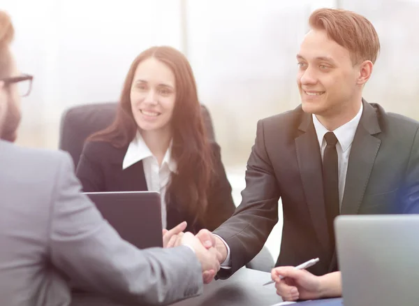 Handshake business affärspartners — Stockfoto