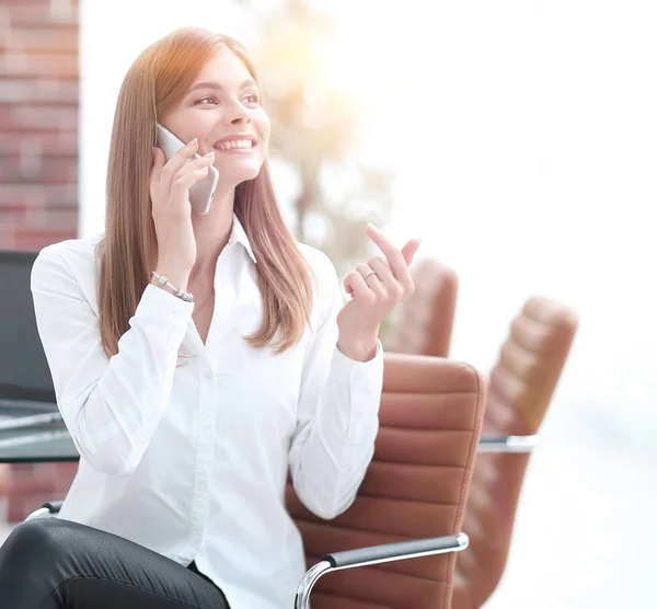 Üzletasszony beszél mobilon ül az irodában — Stock Fotó