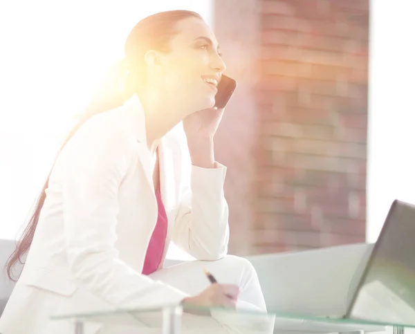 Geschäftsfrau im modernen Büro — Stockfoto