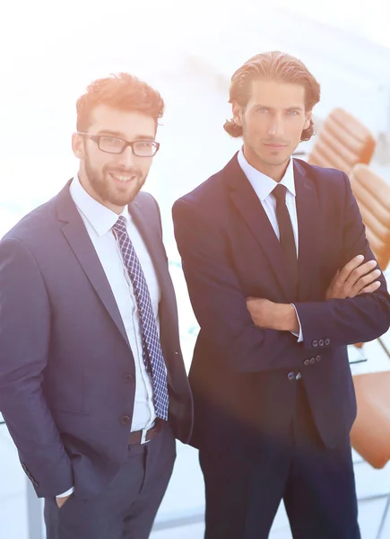 Uomini d'affari fiduciosi in piedi insieme in ufficio — Foto Stock