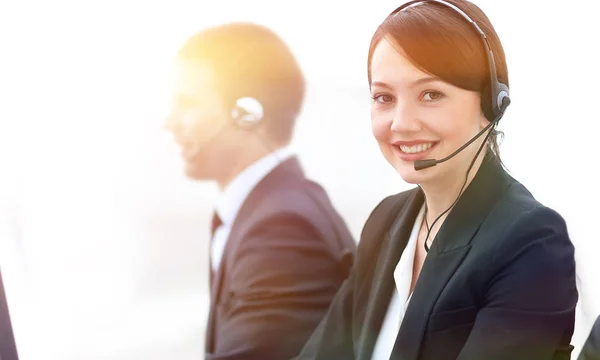 Kadın müşteri hizmetleri temsilcisi ile bir çağrı Ce çalışma kulaklık — Stok fotoğraf