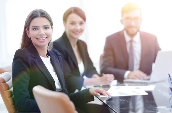 Gros employés dans le bureau — Photo