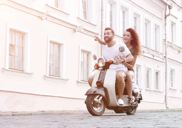 Seitenansicht eines glücklichen Paares auf einem Retro-Motorrad in voller Länge — Stockfoto