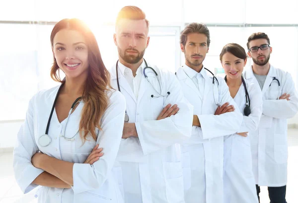 Porträt eines Ärzteteams, das mit verschränkten Armen im Krankenhaus steht — Stockfoto