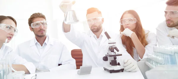 Equipo de científicos trabajando juntos en el laboratorio — Foto de Stock