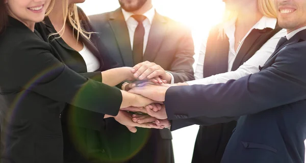 Equipe de negócios amigável com as mãos apertadas juntas . — Fotografia de Stock