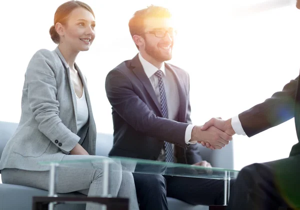 Handshake parceiros de negócios no escritório — Fotografia de Stock