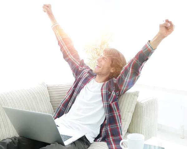 Joven feliz mirando la pantalla del ordenador portátil — Foto de Stock