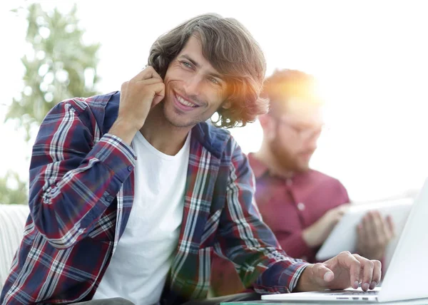 Guy with a friend sitting at the desk. — Stock Photo, Image