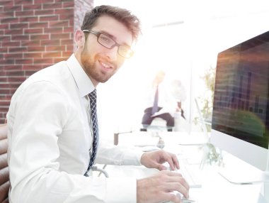 deneyimli muhasebeci mali rapor yapıyor