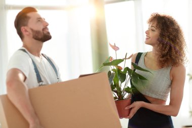 Genç aile kutuları şeyler ile yeni bir daireye getiriyor..