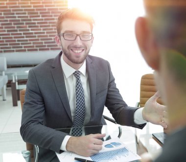 iş ortaklarına finansal bir grafik görüşüyorlar