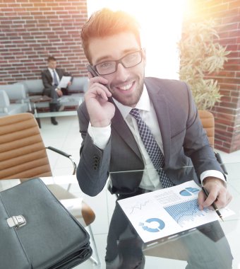 Smartphone'da masasında konuşan işadamı