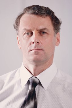 Kendine güvenen ciddi iş adamı.