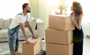 Mutlu ve genç çift kutu