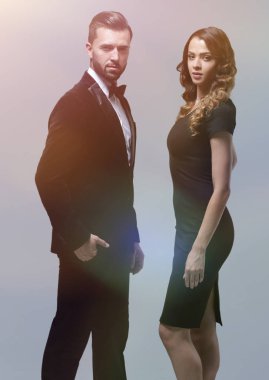 Gri bir arka plan üzerinde duran iş ortakları