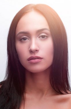 güzel kız yüz portre uzun saç stili ile yakından.