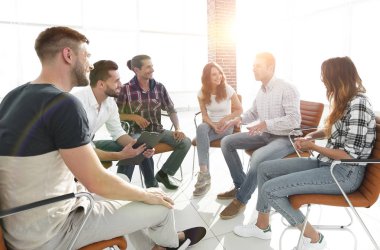 ofis lobisinde otururken yaratıcı ekibi