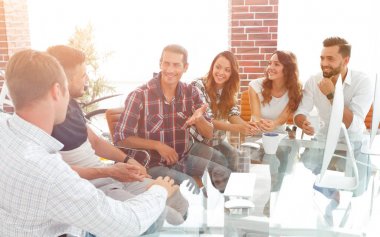 yaratıcı ekibi oturan iş sorunları tartışıyor