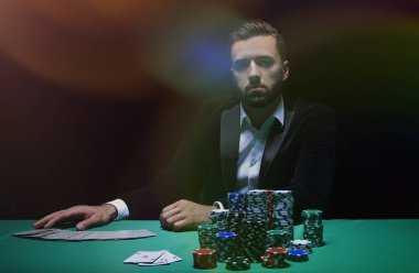 Oyuncu poker masasında.