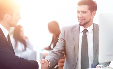 El sıkışma yöneticisi ve ofisteki müşteri.