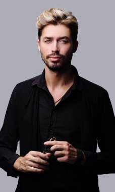 Yakışıklı sakallı adam gri arka plan üzerinde