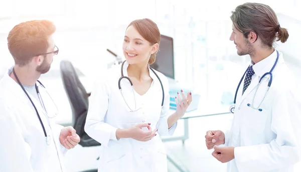 Equipe de diferentes médicos conversando — Fotografia de Stock