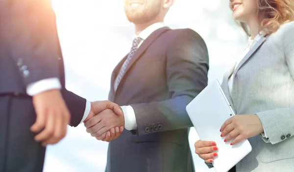 Pessoas de negócios bem sucedidas handshake cumprimentando conceito negócio — Fotografia de Stock