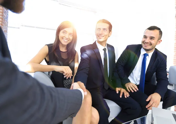 Líder del equipo de negocios da la bienvenida al cliente estrechando la mano en el vestíbulo de la oficina — Foto de Stock