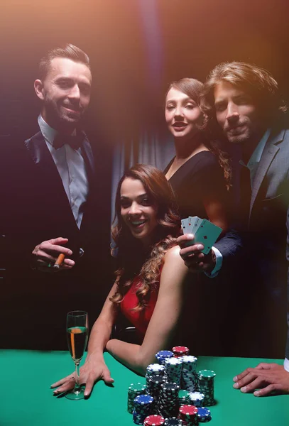 Przyjaciele z wyższej klasy hazardu w kasynie. — Zdjęcie stockowe