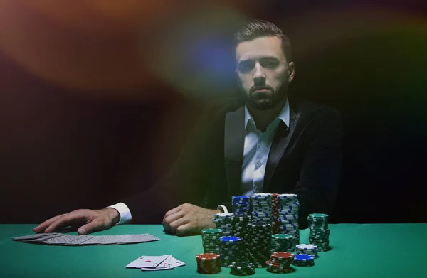 Hráč u pokerového stolu. — Stock fotografie