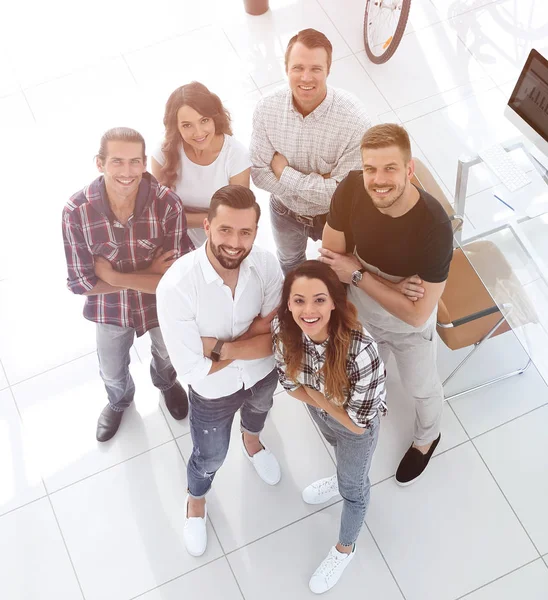 Geschäftsteam steht in der Nähe des Desktops — Stockfoto