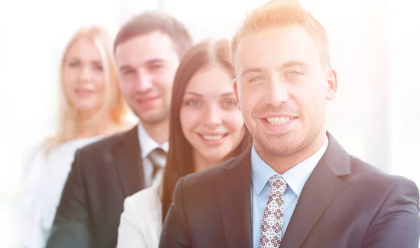 Primer plano. líder de pie frente al equipo de negocios — Foto de Stock