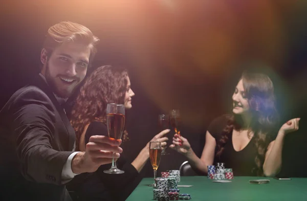 Başarılı bir poker oyununu kutlayan mutlu bir grup insan. — Stok fotoğraf
