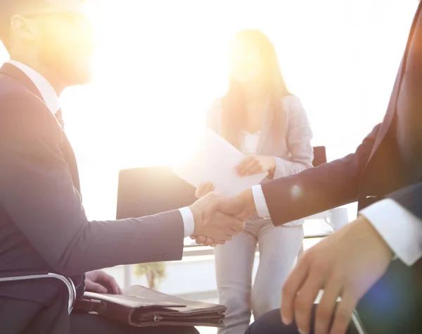 Business handshake in an office. — Stock Photo, Image